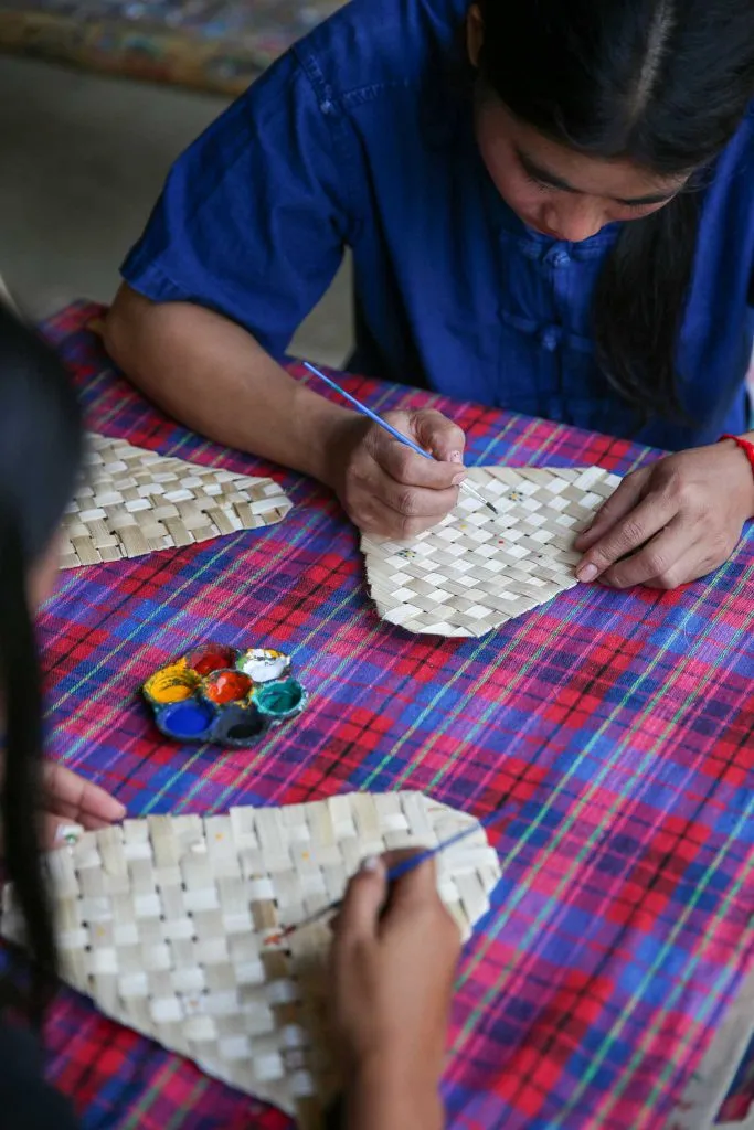 Bamboo fan weaving / สานพัดไม้ไผ่
