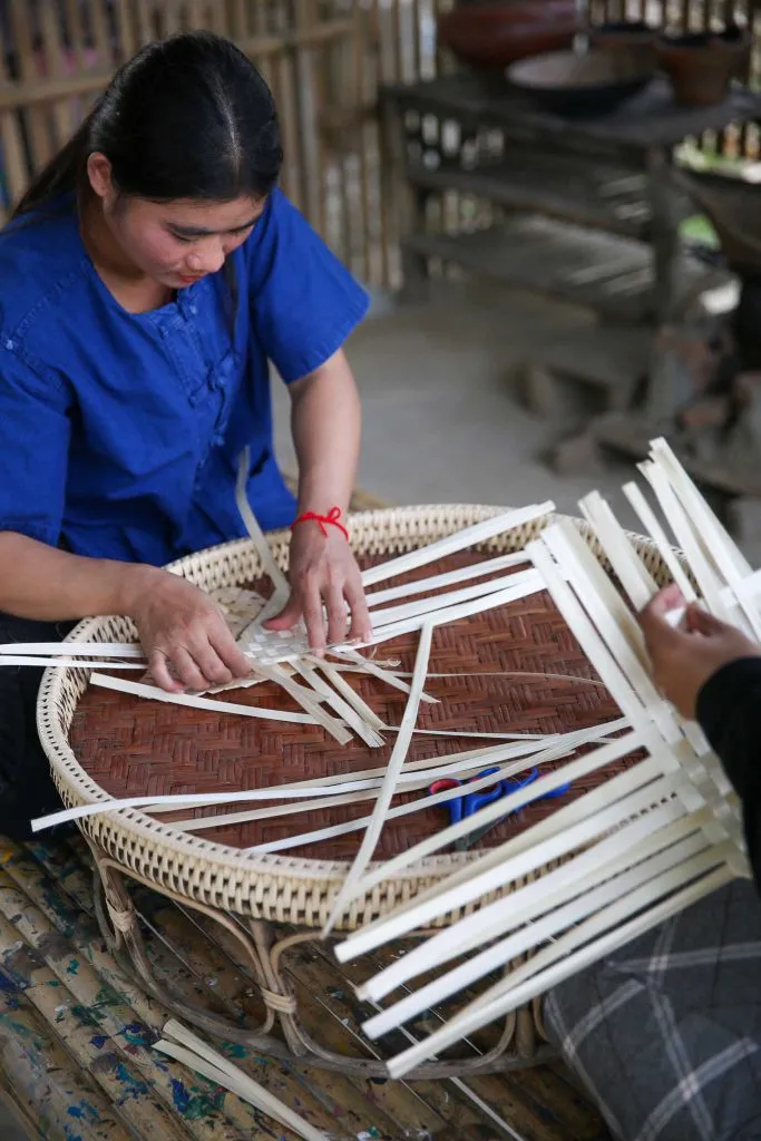 Bamboo fan weaving / สานพัดไม้ไผ่
