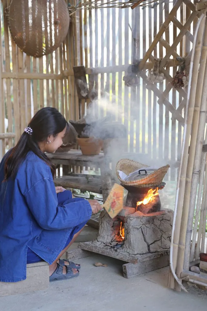 Thai herbs & indigo tie-dye / สมุนไพรและย้อมคราม