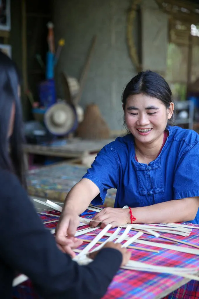 Bamboo fan weaving / สานพัดไม้ไผ่