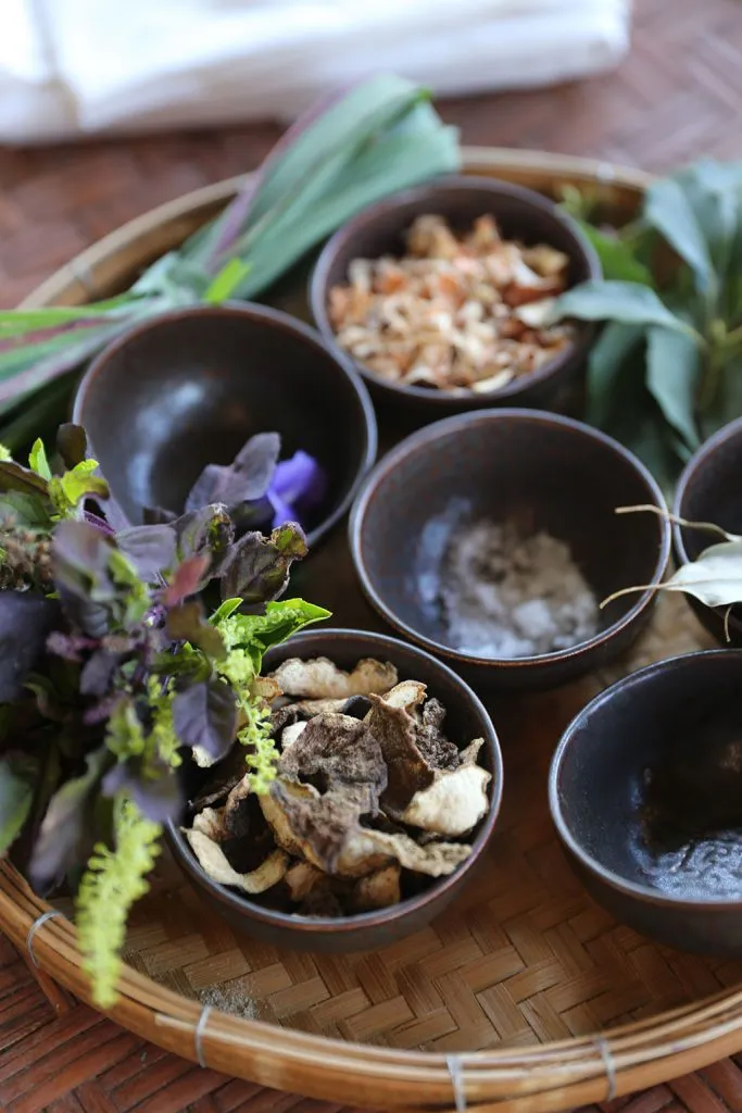 Thai herbs & indigo tie-dye / สมุนไพรและย้อมคราม