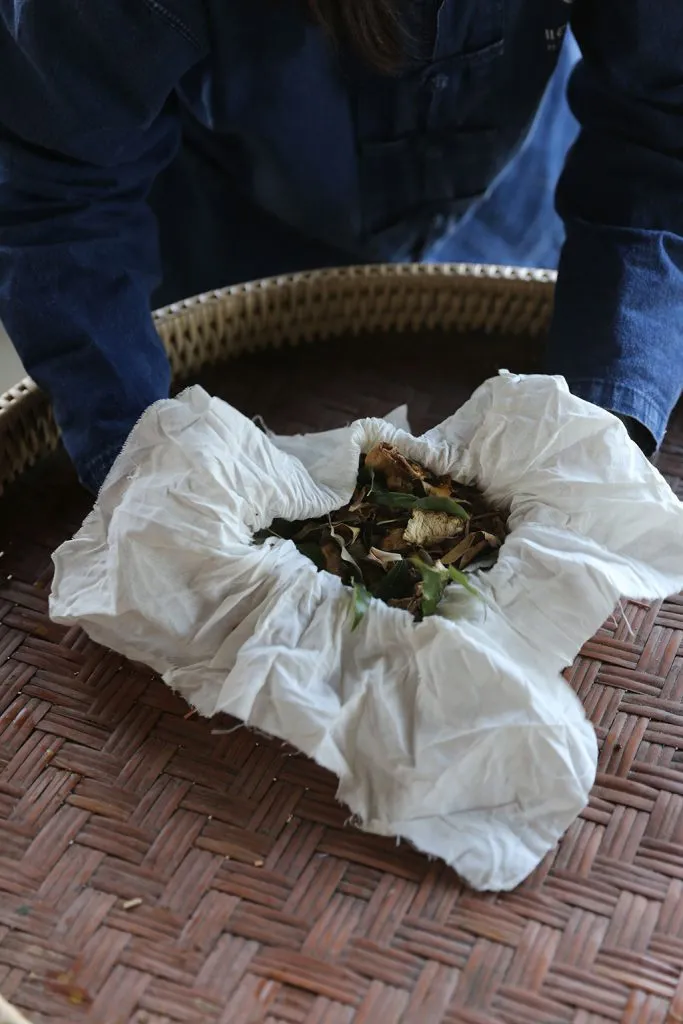 Thai herbs & indigo tie-dye / สมุนไพรและย้อมคราม