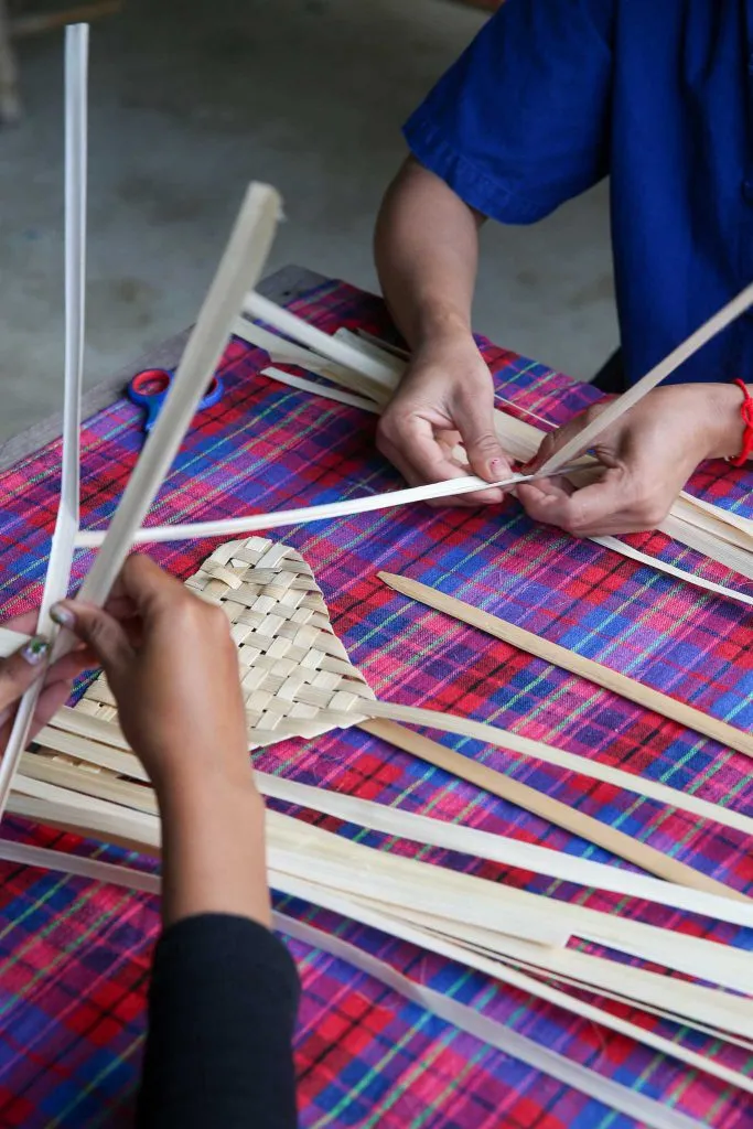 Bamboo fan weaving / สานพัดไม้ไผ่