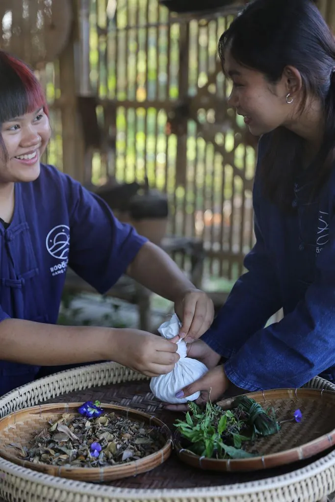 Thai herbs & indigo tie-dye / สมุนไพรและย้อมคราม