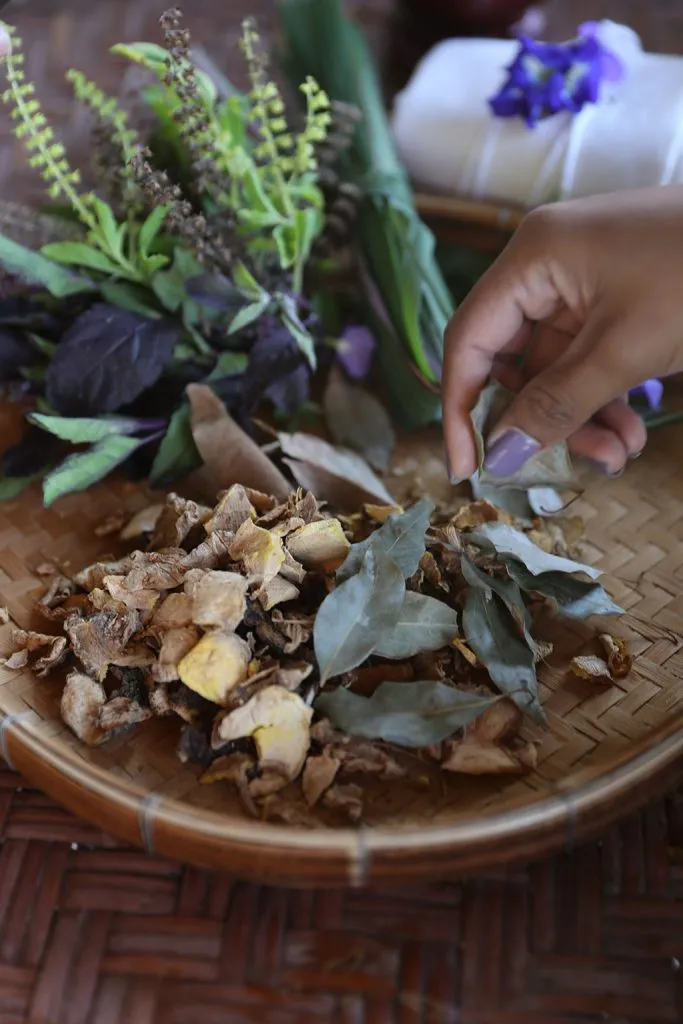 Thai herbs & indigo tie-dye / สมุนไพรและย้อมคราม