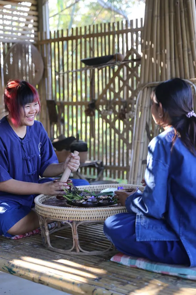 Thai herbs & indigo tie-dye / สมุนไพรและย้อมคราม