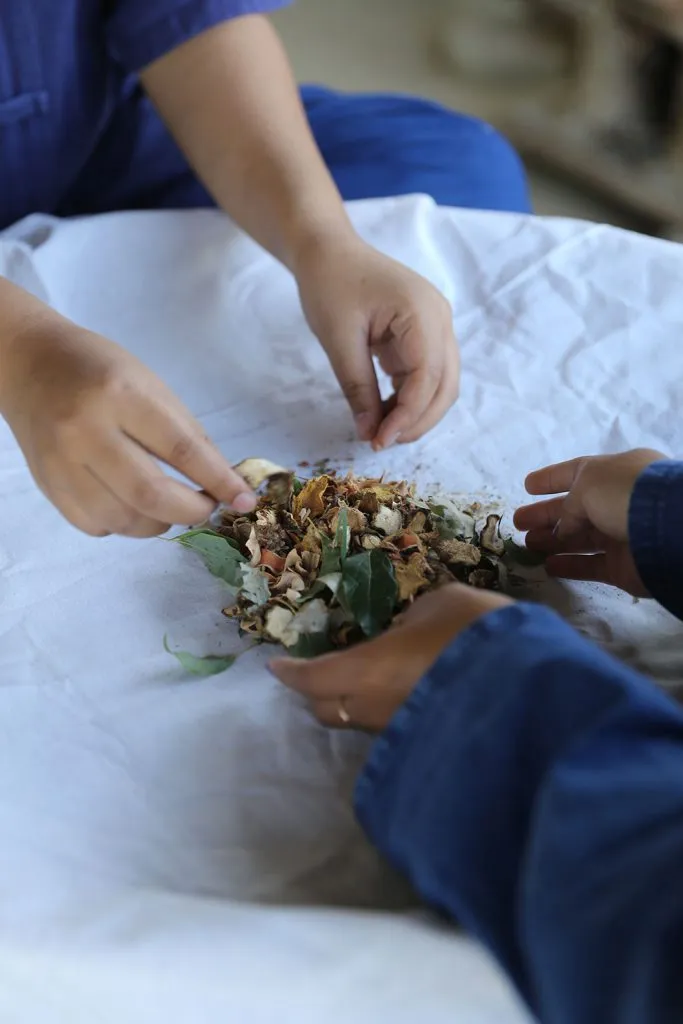 Thai herbs & indigo tie-dye / สมุนไพรและย้อมคราม