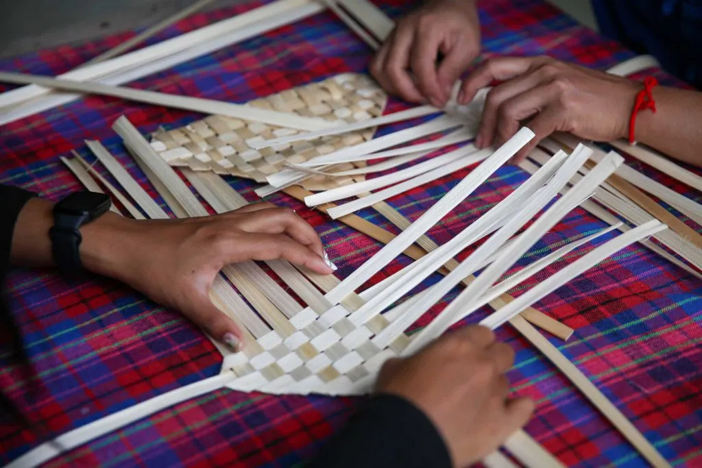 Bamboo fan weaving / สานพัดไม้ไผ่