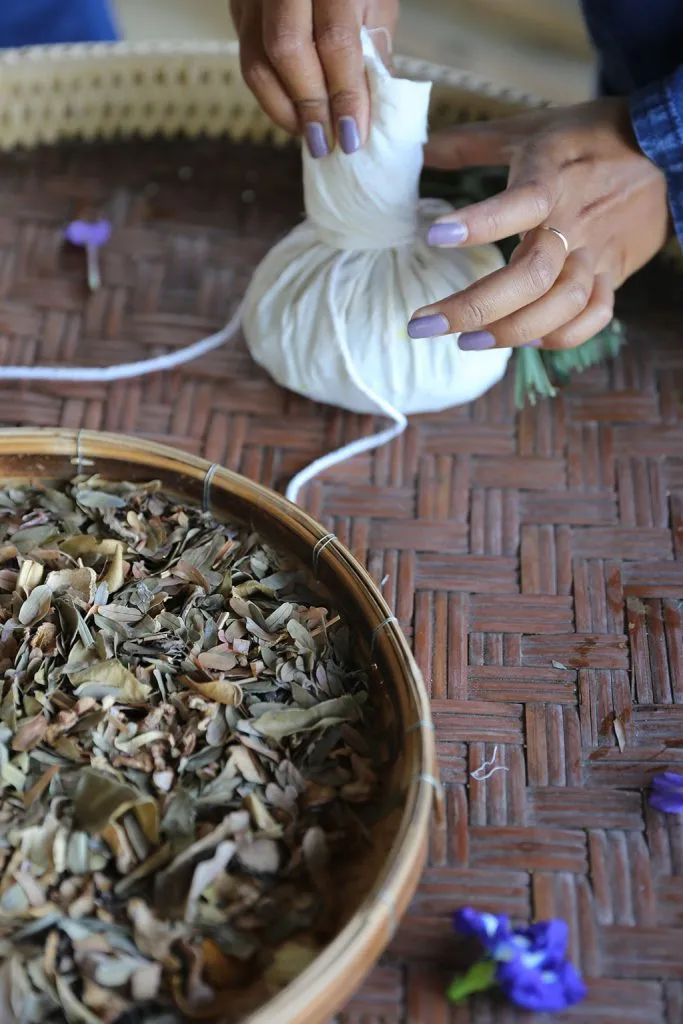 Thai herbs & indigo tie-dye / สมุนไพรและย้อมคราม