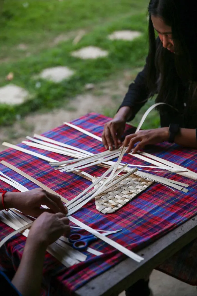 Bamboo fan weaving / สานพัดไม้ไผ่