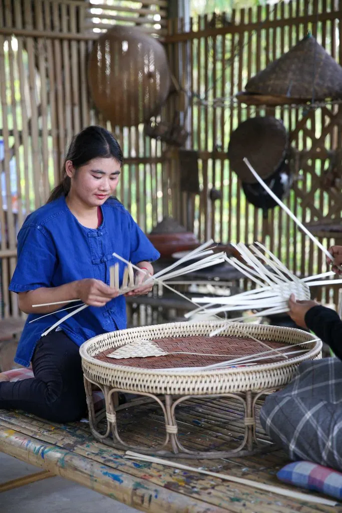 Bamboo fan weaving / สานพัดไม้ไผ่