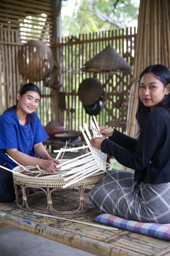 Bamboo fan weaving / สานพัดไม้ไผ่